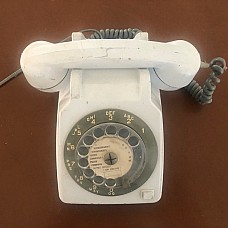 Ancien téléphone fixe à cadran rotatif
