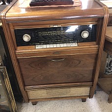 Meuble radio-phono vintage en bois avec tourne-disque intégré