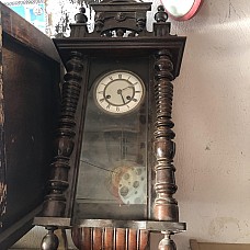 Horloge murale ancienne à balancier en bois sculpté