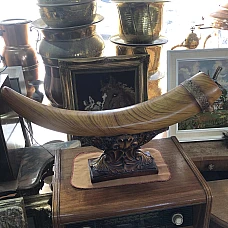 Grande corne d’abondance décorative vintage sur socle